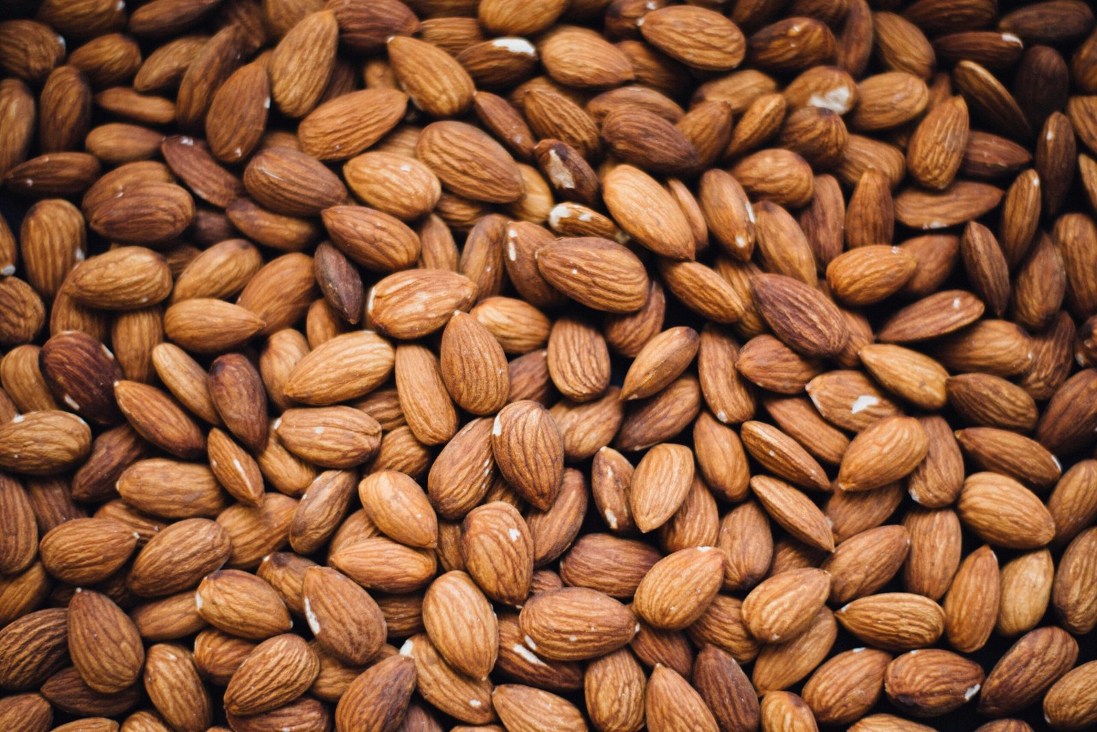 The Health Benefits of Eating Raw Almonds Every Day